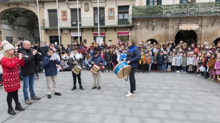 A: BLANCA ALDANONDO
F: 20/12/2022
P:  
L: TUDELA
T: VILLANCICOS DE LOS ALUMNOS DE LOS COLEGIOS DE TUDELA EN LA PLAZA DE LOS FUEROS. NAVIDAD