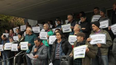 Productores ecológicos protestan en el departamento de Desarrollo Rural contra un decreto foral que puede despojar a CPAEN de las labores de control y certificación de alimentos.