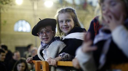 Celebraciones de Olentzeros y coros buscan su espacio en la vía pública estos días previos a Navidad, donde se prohíbe ir por calzada