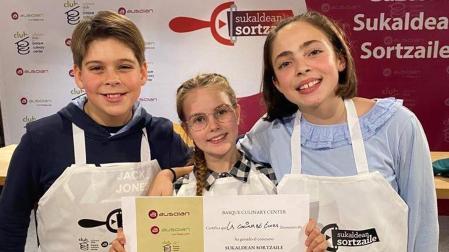 Gonzalo Lana Egea, Naroa Pérez Uresandi y Marta Jiménez Barbería con el diploma que recibieron el viernes en Basque Culinary Center