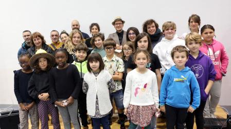 Alumnado de los colegios públicos del barrio que participaron en la presentación ayer junto con artistas y organizadores del festival