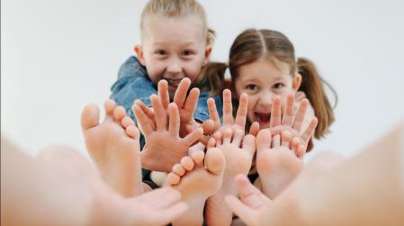 las cosquillas intensas sólo ocurren si se provocan en ciertas partes del cuerpo, principalmente en la planta del pie, las axilas, el cuello y la barbilla