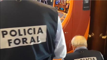 Agentes de la Brigada de Juego y Espectáculos de la Policía Foral realizando una inspección
