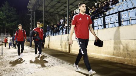 Sergio Herrera, por delante de Pablo Ibáñez y Lucas Torró a su llegada al estadio Sendero del Arnedo.