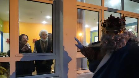 Visita de los Reyes Magos a la residencia de Sangüesa en 2021