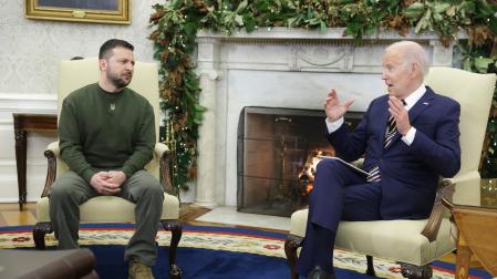 El presidente de Ucrania, Volodímir Zelenski, junto al presidente de EE.UU., Joe Biden