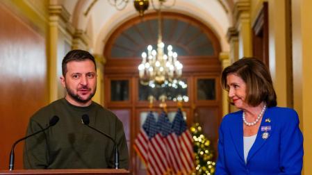 El presidente de Ucrania, Volodimir Zelenski, con la presidenta de la Cámara de Representantes de Estados Unidos, Nancy Pelosi