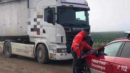 El camionero, junto a la patrulla de la Policía Foral