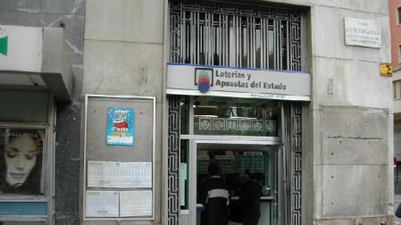 Administración de Lotería de la plaza Urquinaona, en Barcelona, donde se ha vendido un quinto premio
