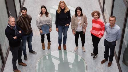 El equipo investigador de la UPNA. De izda. a dcha., Fernando Idoate, Aritz Sanz, Maddi Osés, Idoia Labayen, María Medrano, Arantxa Villanueva y Rafael Cabeza, en el edificio de Los Olivos de la Universidad