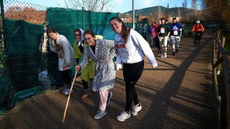 ‘Las amatxis’ completaron la carrera pese a su ‘edad’ y ganaron el premio a mejor disfraz por cuadrillas.