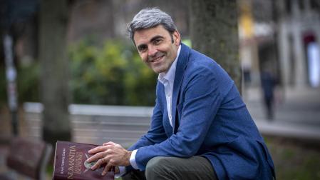 Juan Torres Zalba, posando en Pamplona con un ejemplar de 'Numantia'