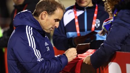 Jagoba Arrasate firma una camiseta de Osasuna en el Sendero de Arnedo