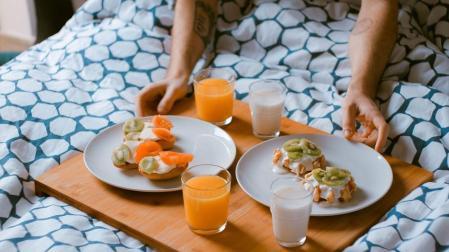 Imagen de una persona desayunando en la cama