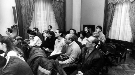 Los vecinos de la Rochapea afectados por el plan parcial del barrio, en un pleno del Ayuntamiento de Pamplona