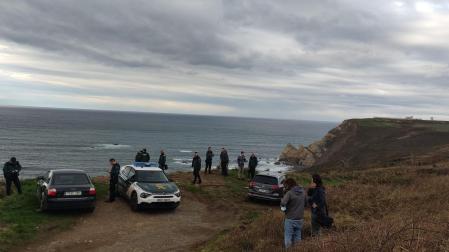 Guardia Civil en el entorno del Cabo Peñas, donde han aparecido los restos mortales de una persona en el mar