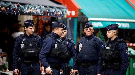 Varios policías franceses en las inmediaciones del ataque