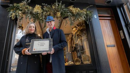 Mónica Murugarren Aguilar y José Miguel Martínez Remírez frente al escaparate ganador