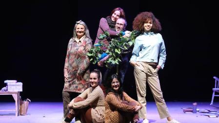 De pie: Lupe Elizaga, Izaskun Mujika, Ion Barbarin y Uxue Alberto. Sentadas, Leire Lizarraga y Alaitz Mene