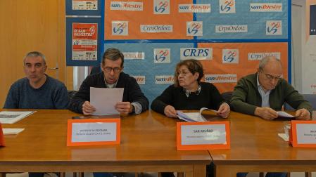 Presentación de la San Silvestre. Primero de la izquierda, Koldo Solchaga (presidente del Club Atlético Iranzu) y los usuarios del Centro de Rehabilitación Psicosocial Ordoiz de Estella, desde la izquierda, Javier de la Escosura, Sari Muñoz y Ion Martínez