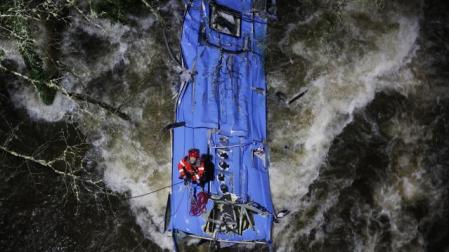 El vehículo, con nueve ocupantes, destrozó la barrera de protección y cayó por el puente al río, desde una altura de 20 metros.