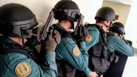 Agentes de la USECIC de la Guardia Civil durante la entrada a un registro de riesgo