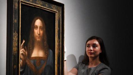 Una trabajadora de Christie's colocando el 'Salvator Mundi'.