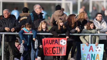 Pancartas de apoyo de la afición del colegio Regina Pacis que se enfrentó al Larraona Claret