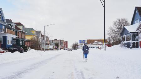 Una persona camina entre la nieve en Buffalo