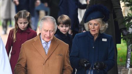 Carlos III y Camila acuden al servicio religioso el día de Navidad en la Iglesia Santa María Magdalena