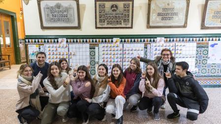 Varios alumnos del Colegio Jesuitas Tudela, acompañados por sus profesores Javi Vicente Marqués y Ángeles García García, junto a los carteles de la ‘Operación Estufa’