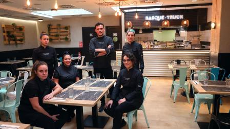 Ángel Martín y Emily Watts (de pie a la derecha) con parte del equipo de Basque Truck en el restaurante de la calle Tejería
