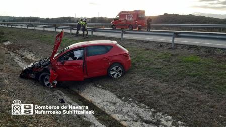 Así quedó el turismo tras salirse y volcar en la mediana. Bomberos
