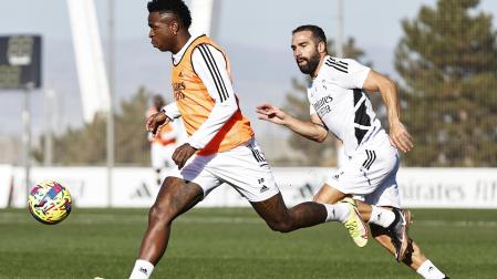 Vinicius Jr. se lleva el balón ante Carvajal en un entrenamiento reciente del Real Madrid.
