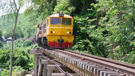 Un tren circula junto a un acantilado en la provincia tailandesa de Kanchanaburi