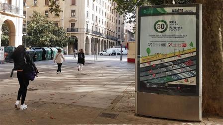 Imagen de un mupi o soportes verticales de información en una calle de Pamplona.