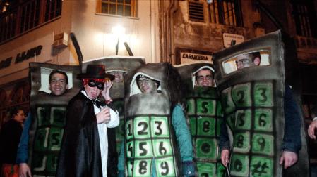 Disfraces de teléfonos móviles en la Nochevieja de 1996, cuando empezaba a despegar la telefonía inalámbrica