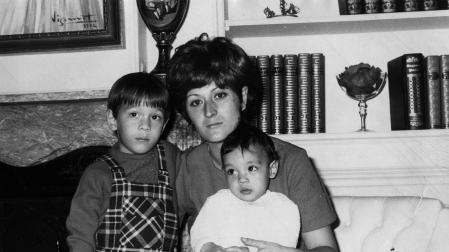 María José Machín, con sus dos hijos, en 1972