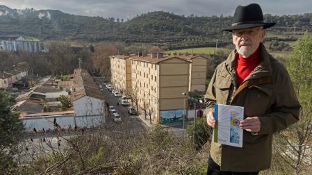 Ángel de Miguel Fernández con el libro. Al fondo, el barrio de la Merced de Estella donde vive una nutrida comunidad romaní