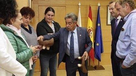 Teresa Callejo, con chaqueta negra, en una imagen de archivo
La ganadera cántabra Teresa Callejo, 'Mujer 2019' de la Federación Mujer Rural (FEMUR), ha fallecido este miércoles en San Vicente del Monte (Valdáliga), a los 42 años.
POLITICA
GOBIERNO DE CANTABRIA