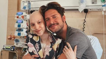 Manuel Carrasco en una de las visitas al hospital para ver a Elena Huelva.