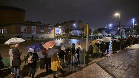 Cientos de personas guardan cola ante el Planetario para ver la Mano de Irulegi