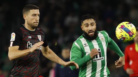 Óscar de Marcos y Nabil Fekir pugnan por un balón
