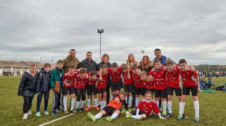 Rodeados de sus alumnos, los jugadores y entrenadores, los cuatro profesores del Regina Pacis