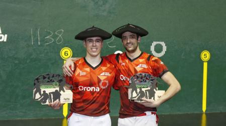 Iban Larrañaga y Beñat Segurola posan con las txapelas y trofeos de campeones