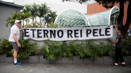 "Eterno Rei Pelé" reza una pancarta atada con rabia a la entrada del Hospital Albert Einstein de Sao Paulo
