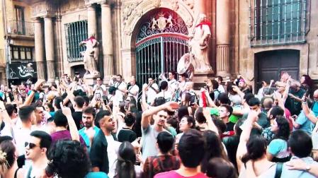 Un pasacalles anterior de una charanga en Pamplona