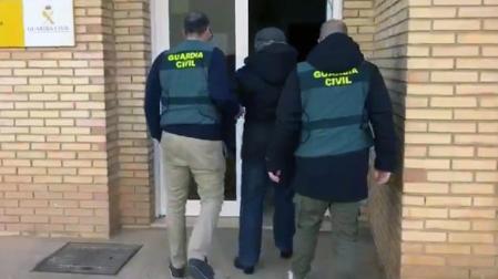 Agentes de la Guardia Civil, con el arrestado