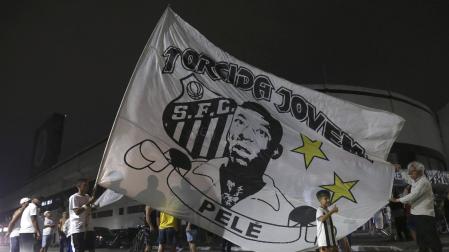 Aficionados del club Santos, concentrados frente al estadio Urbano Caldeira en la Vila Belmiro, en la ciudad de Santos