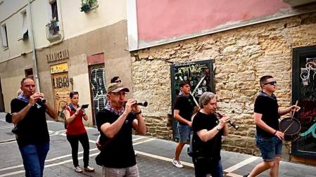 Vermú con pasacalles musicales con motivo del primer peldaño de la Escalerica sanferminera.